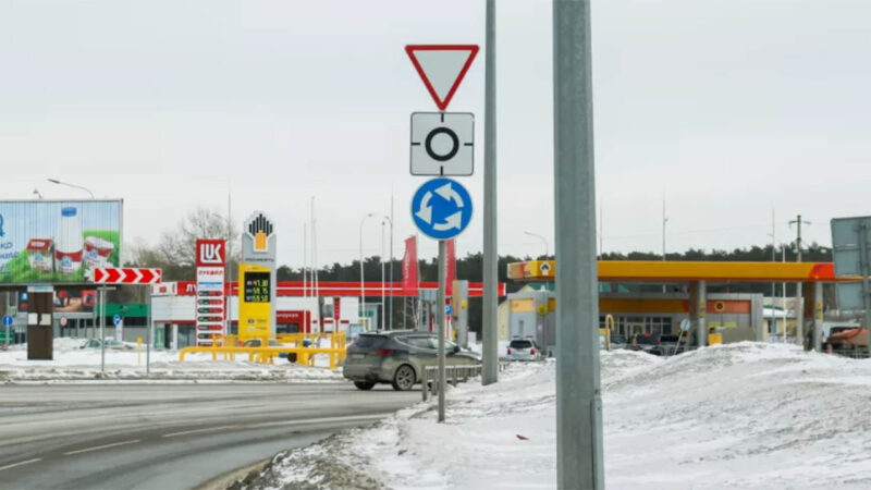 Изменения в ПДД, связанные с правилами проезда через перекрестки с круговым движением.
