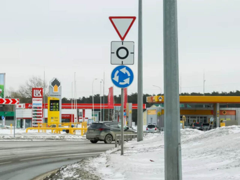 Изменения в ПДД, связанные с правилами проезда через перекрестки с круговым движением.